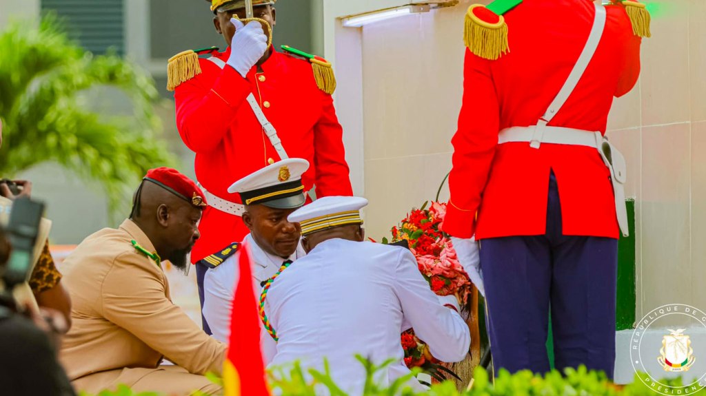 Guinée – Fête de l’indépendance : le président de la transition procède au dépôt d’une gerbe de fleurs en la mémoire des martyrs
